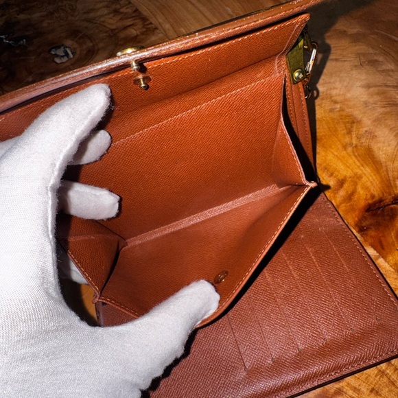 LOUIS VUITTON
Monogram Porte Tresor Etui Papiers
Wallet 1998 france converted - Picture 9 of 16